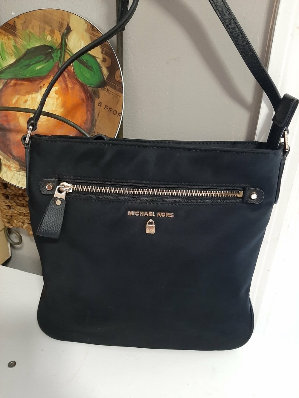 MICHAEL KORS "Kelsey" Large Black Nylon Crossbody Swingpack Bag w/ Gold Fixtures - Picture 10 of 10